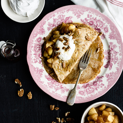 Crêpes et pommes caramélisées au rhum